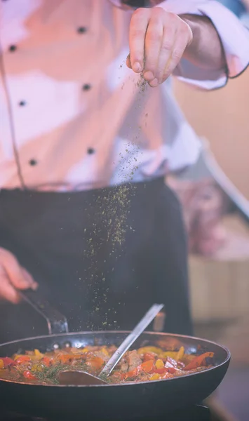 Kuchař, že koření na zeleninu v wok — Stock fotografie