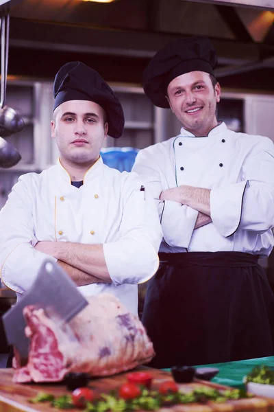 Portret Dwóch Kucharzy Stojących Razem Kuchni Handlowej Restauracji — Zdjęcie stockowe
