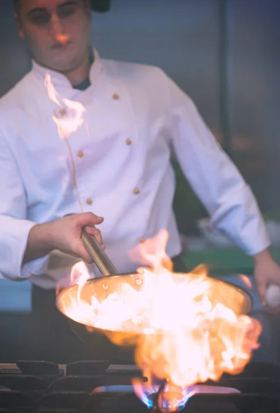 Chef Cozinhar Fazer Flambe Alimentos Cozinha Restaurante — Fotografia de Stock