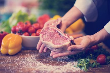 Çiğ biftek sulu dilim elinde Şef