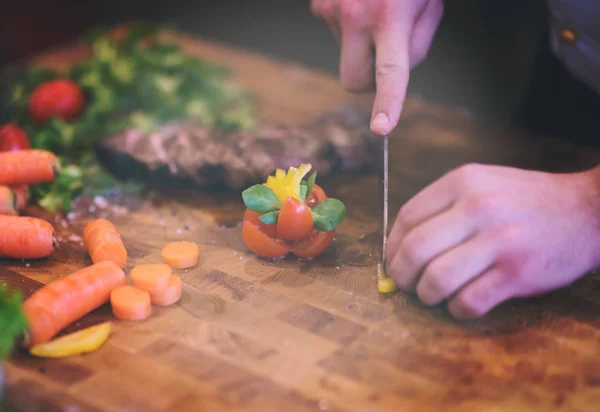 Primer plano de Chef manos preparando carne de res —  Fotos de Stock