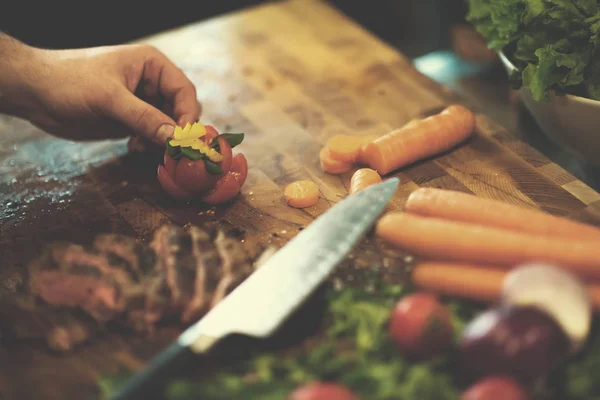 Primo piano delle mani dello chef che preparano bistecca di manzo — Foto Stock