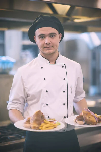 Junger Küchenchef Präsentiert Schmackhafte Gerichte Der Großküche — Stockfoto