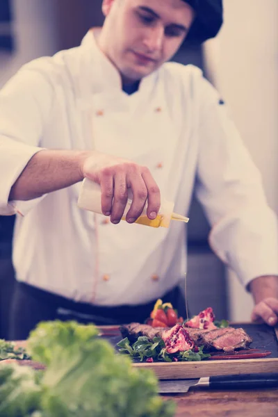 Chef Beendet Steak Fleischteller Mit Dressing Und Fast Servierfertig Tisch — Stockfoto