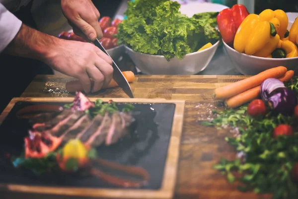 Primo piano delle mani dello chef che servono bistecca di manzo — Foto Stock