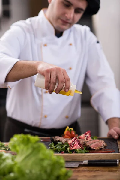 Chef Αρσενικά Χέρια Φινίρισμα Εξυπηρετούν Πιάτο Μπριζόλα Λάδι — Φωτογραφία Αρχείου