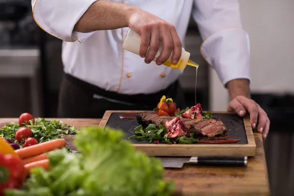 Chef Αρσενικά Χέρια Φινίρισμα Εξυπηρετούν Πιάτο Μπριζόλα Λάδι — Φωτογραφία Αρχείου