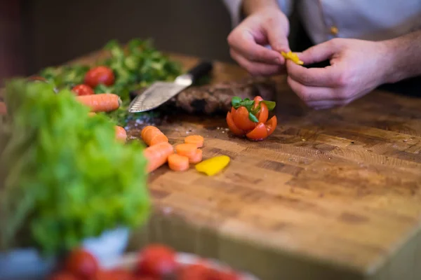 Gros Plan Des Mains Chef Dans Cuisine Hôtel Restaurant Préparant — Photo