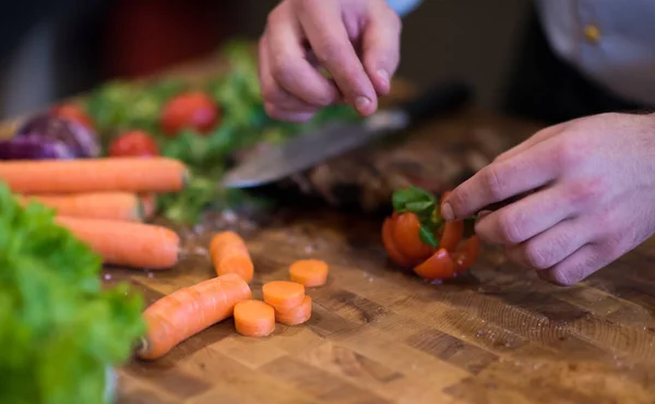 Gros Plan Des Mains Chef Dans Cuisine Hôtel Restaurant Préparant — Photo