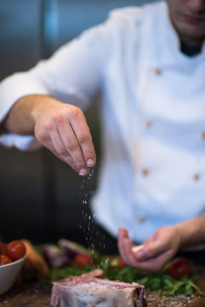 Master Chef Χέρια Βάζοντας Αλάτι Ζουμερή Φέτα Ωμό Φιλέτο Λαχανικά — Φωτογραφία Αρχείου