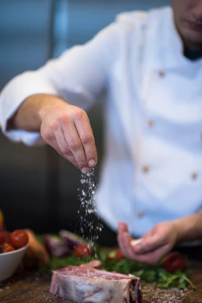 Meisterkoch Reicht Salz Auf Eine Saftige Scheibe Rohes Steak Mit — Stockfoto