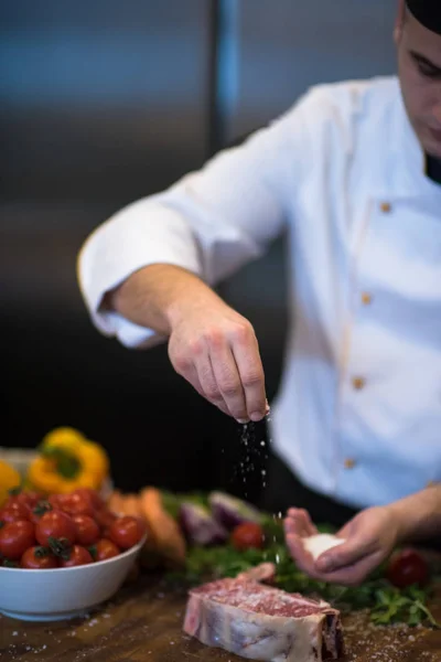 Master Chef Händer Att Sätta Salt Saftig Bit Biff Med — Stockfoto