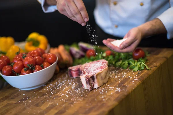 Master Chef Mani Mettendo Sale Fetta Succosa Bistecca Cruda Con — Foto Stock