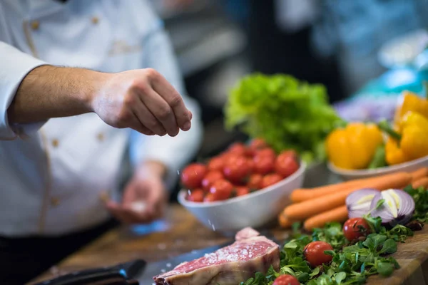 Master Chef Χέρια Βάζοντας Αλάτι Ζουμερή Φέτα Ωμό Φιλέτο Λαχανικά — Φωτογραφία Αρχείου