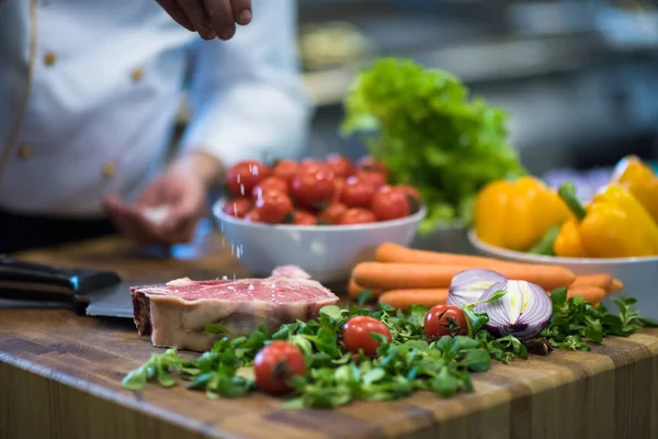 Master Chef Hands Putting Salt Juicy Slice Raw Steak Vegetables — Stock Photo, Image