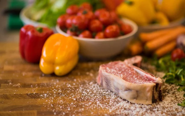 Tranche Juteuse Steak Cru Avec Des Légumes Autour Sur Une — Photo