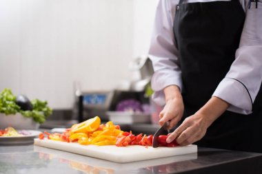 Erkek kesme taze ve lezzetli sebze salatası için eller
