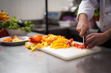 Erkek kesme taze ve lezzetli sebze salatası için eller