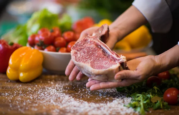 Master Chef Sosteniendo Jugosa Rebanada Carne Cruda Con Verduras Alrededor —  Fotos de Stock