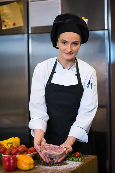 Master Chef Segurando Uma Fatia Suculenta Bife Cru Com Legumes — Fotografia de Stock