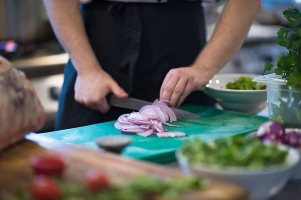 Kocken Händer Skära Löken Med Kniv Förberedelse För Matlagning Sunda — Stockfoto