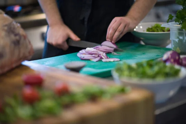 Manos Chef Cortando Cebolla Con Cuchillo Preparación Para Cocinar Alimentación —  Fotos de Stock