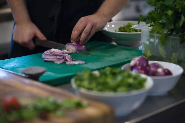 Chef Mãos Cortando Cebola Com Faca Preparação Para Cozinhar Alimentação — Fotografia de Stock