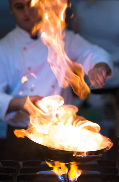 Chef Cuisinier Faire Flambe Sur Nourriture Dans Cuisine Restaurant — Photo