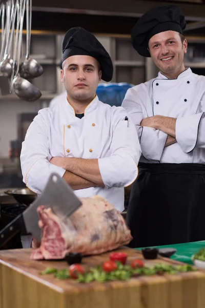 Retrato Dos Chefs Pie Juntos Cocina Comercial Restaurante —  Fotos de Stock