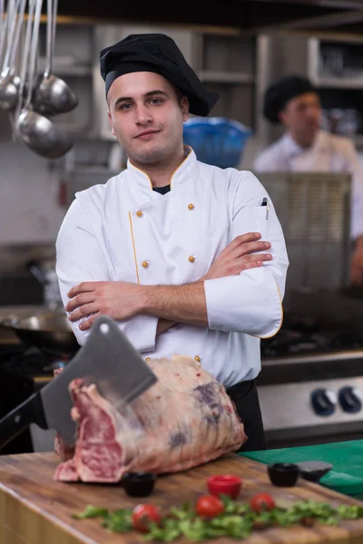 Chef Usando Hacha Mientras Corta Gran Pedazo Carne Res Tablero —  Fotos de Stock