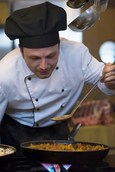 Jóképű Séf Kóstoló Étel Kanállal Étterem Konyhájában — Stock Fotó