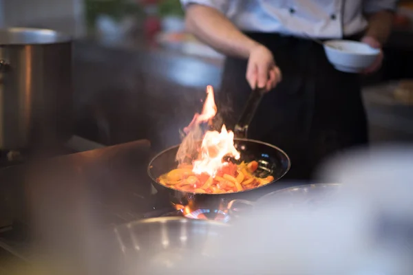 厨师做饭和在餐厅厨房里做油腻食物 — 图库照片