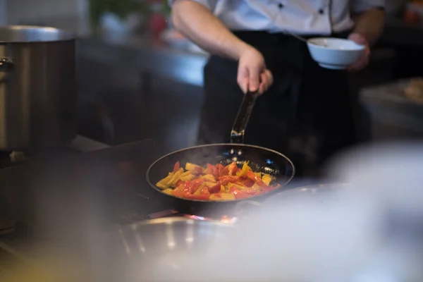 Jeune Chef Mâle Retournant Des Légumes Dans Wok Cuisine Commerciale — Photo