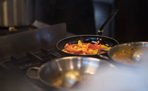 Chef Muda Membalik Sayuran Wok Dapur Komersial — Stok Foto