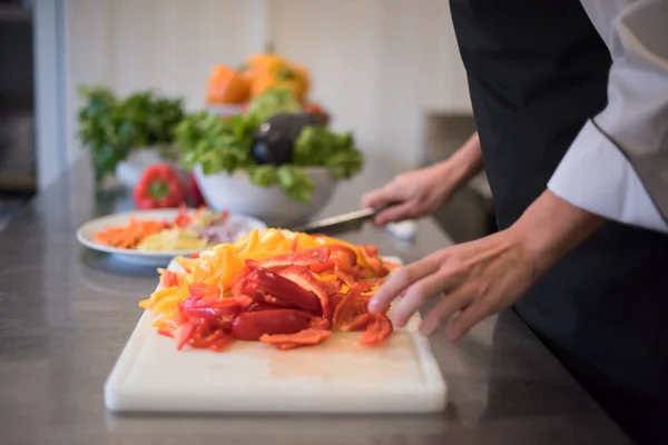 Mains Masculines Coupant Des Légumes Frais Délicieux Pour Salade — Photo