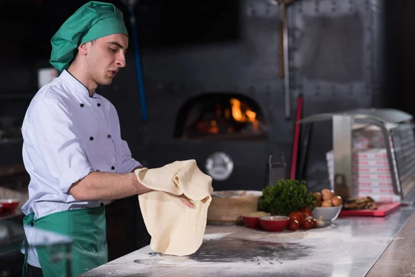 Chef Che Prepara Pasta Pizza Rotolando Con Mani Cosparso Tavolo — Foto Stock