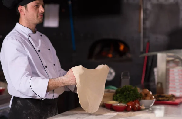 Geschickter Koch Bereitet Teig Für Pizzarollen Mit Den Händen Vor — Stockfoto