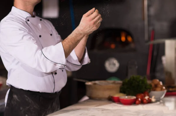 Geschickter Koch Bereitet Teig Für Pizzarollen Mit Den Händen Vor — Stockfoto