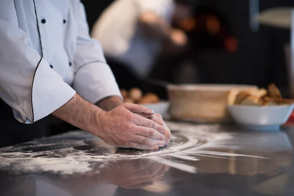 Küchenchef Bereitet Teig Für Pizza Auf Tisch Mit Mehl Bestreut — Stockfoto
