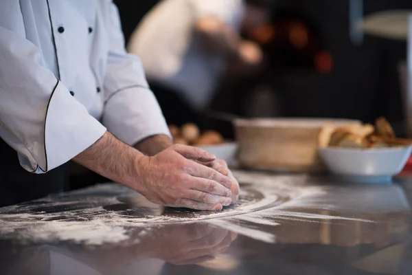 Manos Del Chef Preparando Masa Para Pizza Mesa Espolvoreada Con — Foto de Stock