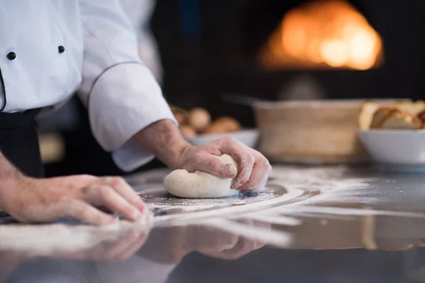 Chef Hands Preparing Dough Pizza Table Sprinkled Flour Closeup — Stock Photo, Image