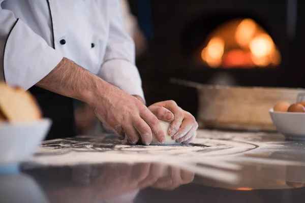 Küchenchef Bereitet Teig Für Pizza Auf Tisch Mit Mehl Bestreut — Stockfoto