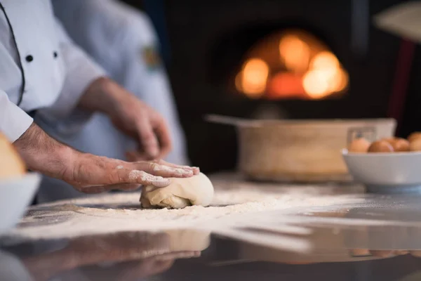 Chef-kok handen voorbereiden deeg voor pizza — Stockfoto
