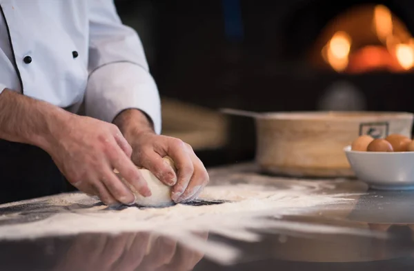 Tangan Koki Mempersiapkan Adonan Untuk Pizza Atas Meja Ditaburi Dengan — Stok Foto