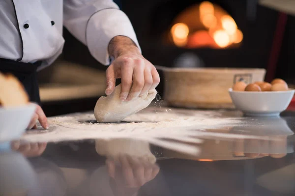 Ręce Szefa Kuchni Przygotowanie Ciasta Pizzę Stole Posypane Mąką Zbliżenie — Zdjęcie stockowe