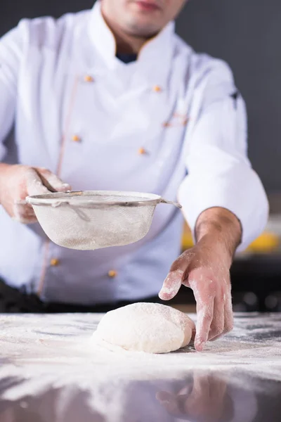 Szef Kuchni Posypywanie Mąki Świeże Ciasto Pizzy Stole Kuchni — Zdjęcie stockowe