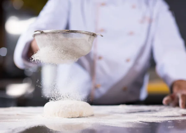 Šéfkuchař Sype Mouku Přes Čerstvé Pizza Těsto Kuchyňský Stůl — Stock fotografie