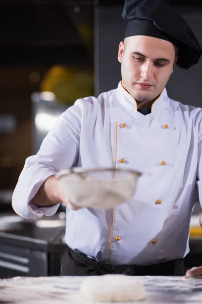 Chef Streut Mehl Über Frischen Pizzateig Auf Küchentisch — Stockfoto