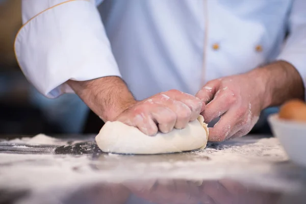 Chef Mãos Preparando Massa Para Pizza Mesa Polvilhada Com Farinha — Fotografia de Stock
