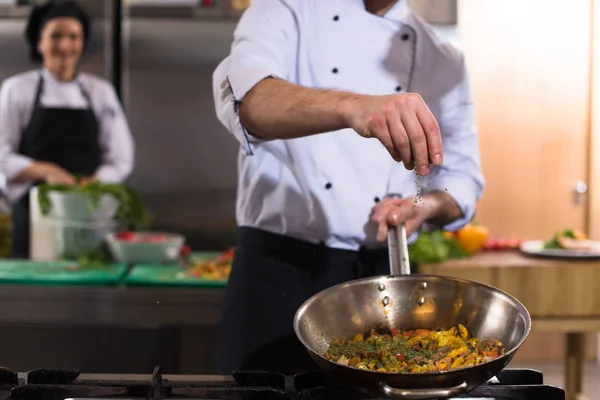 Young Male Chef Putting Spices Vegetables Wok Commercial Kitchen — Stock Photo, Image